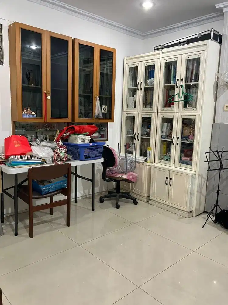 Dijual Rumah Petojo Akses Jalan Raya cocok untk usaha 3 lantai