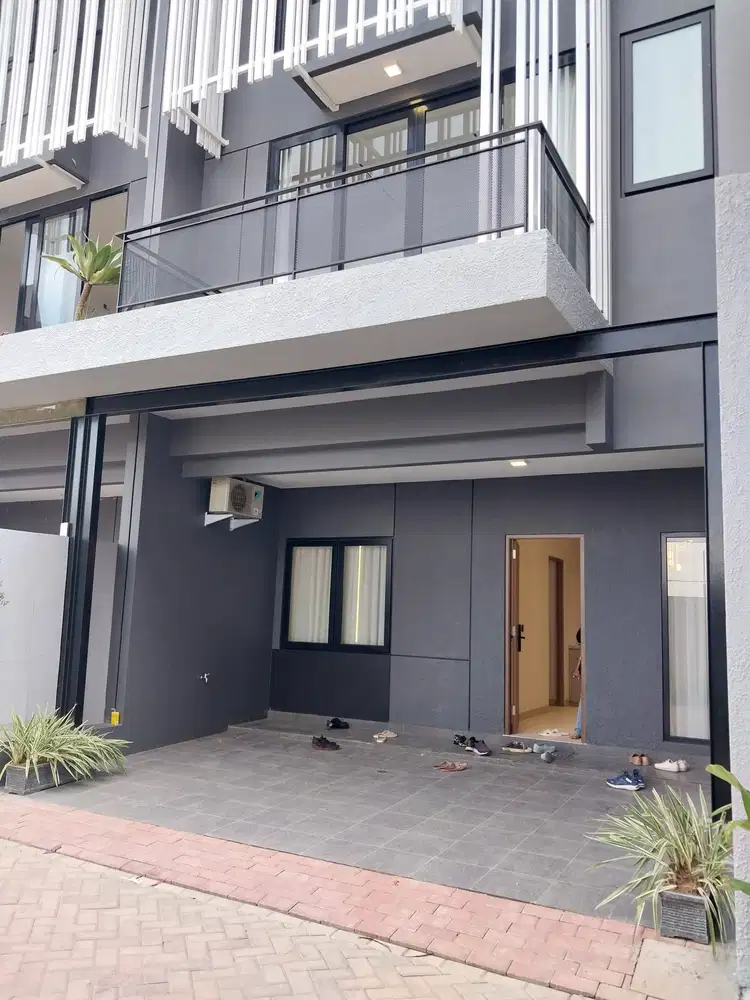 Rumah Baru Eksklusive di pinggir jalan di Jagakarsa, Jakarta Selatan