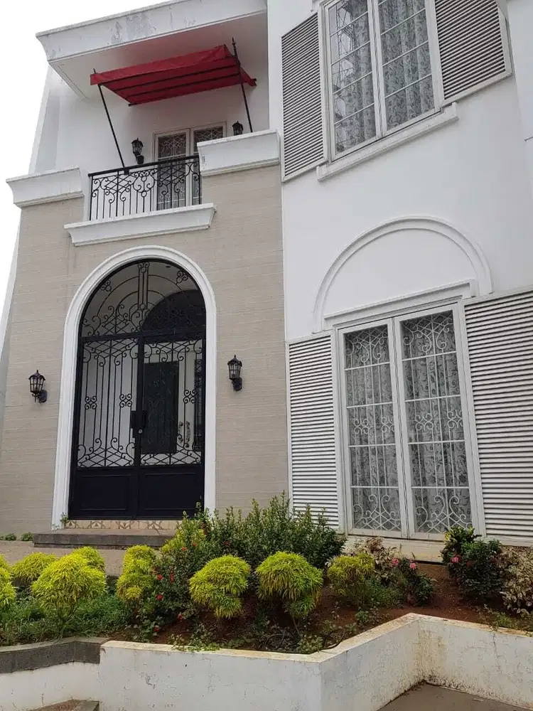 Rumah mewah cantik di Cikini Menteng 4+2 room 450m2 2 lantai siap huni