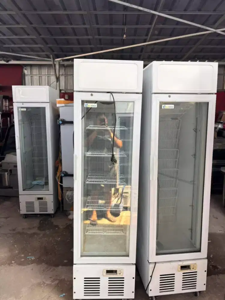 Showcase freezer 
Merk starcool
Like new 
Ukuran 47x60x183