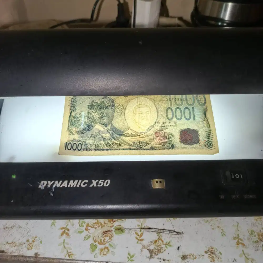 Alat deteksi uang palsu