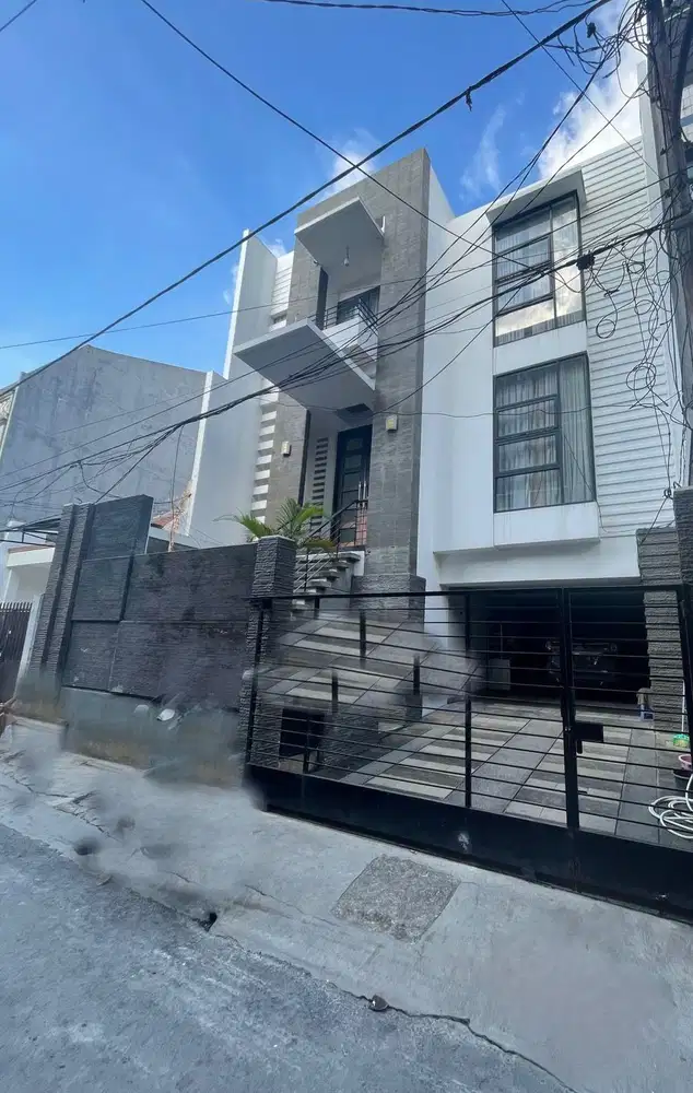 DIJUAL RUMAH 3 LANTAI DEKAT PERKANTORAN DAN KULINER DI JELAMBAR