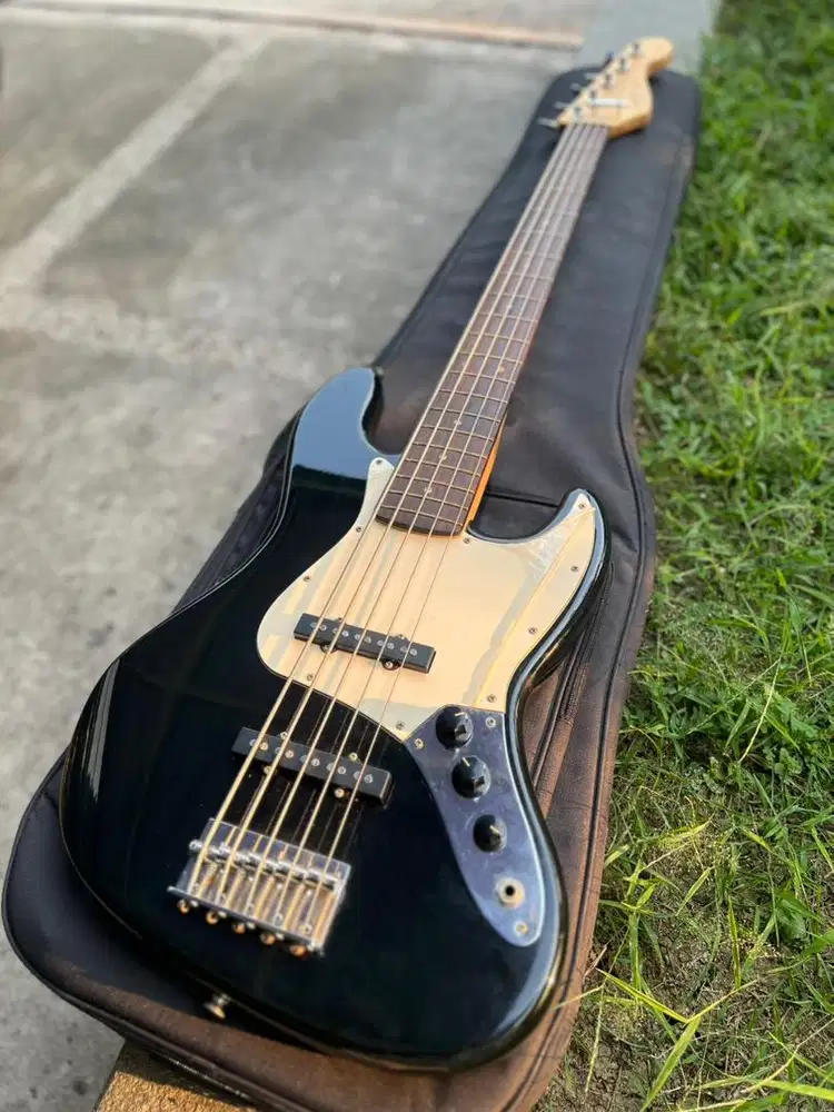 Squier Jazz Bass Affinity 5 + Gigbag