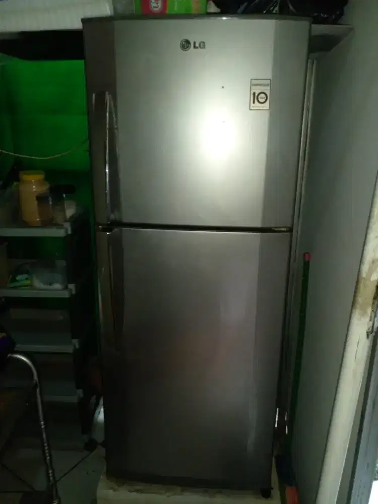 Jual cepat kulkas 2 pintu LG kondisi normal harga Rp. 800 ribu nego