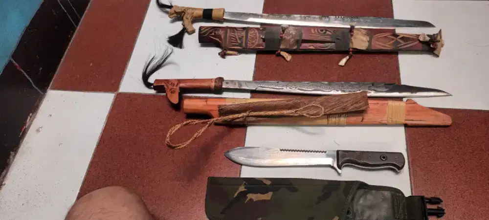 Barang antik mandau dan bayonet