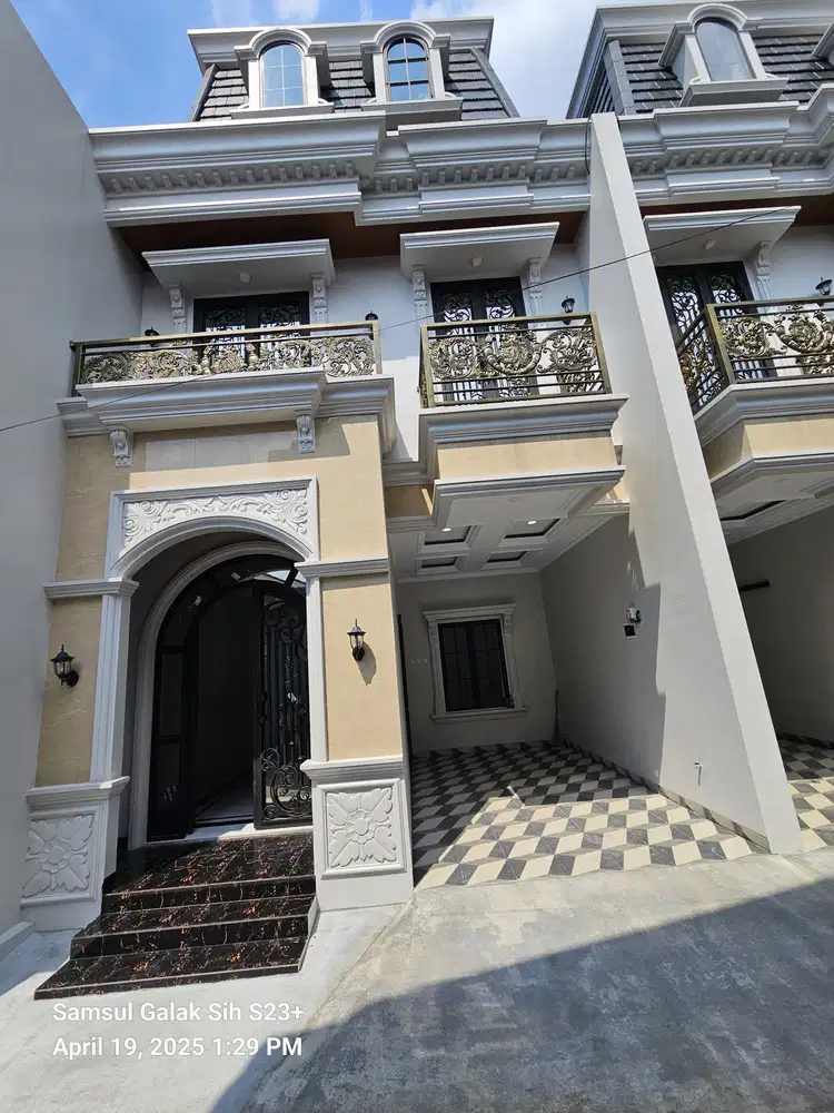 Brand New rumah dengan desain American Classic 2 lantai di Jagakarsa