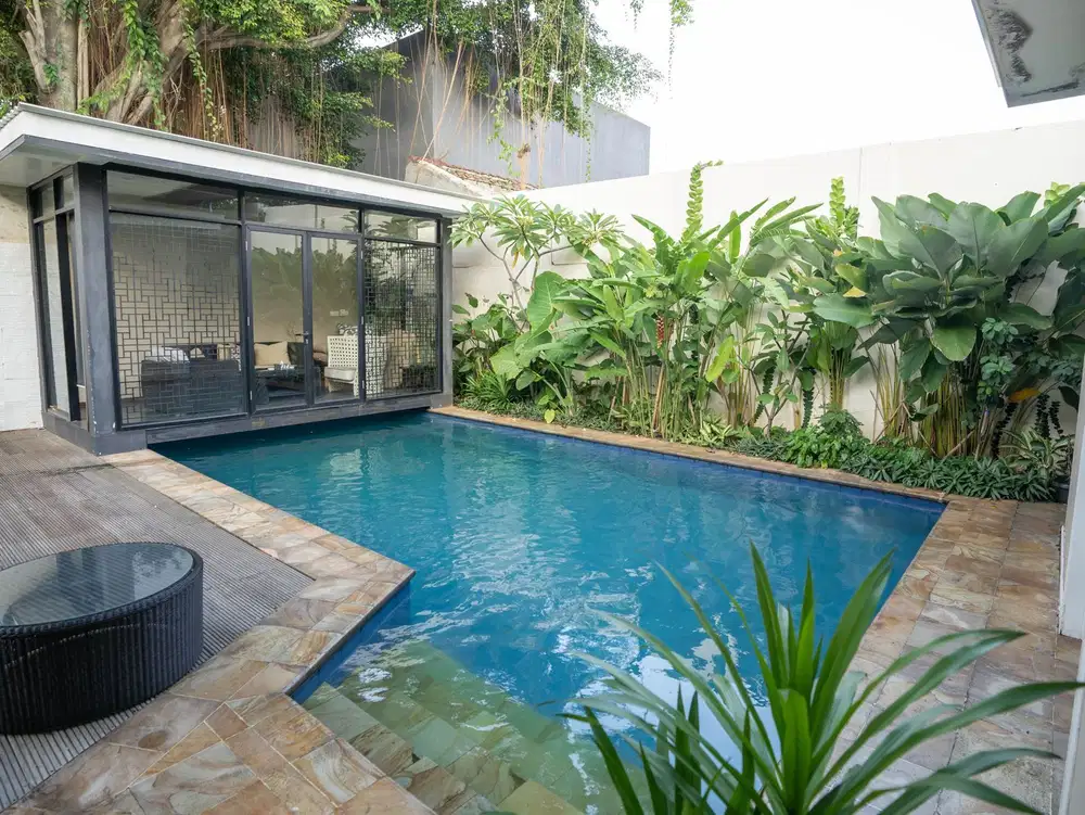 Rumah cozy, lingkungan tenang, halaman luas di Kemang dalam