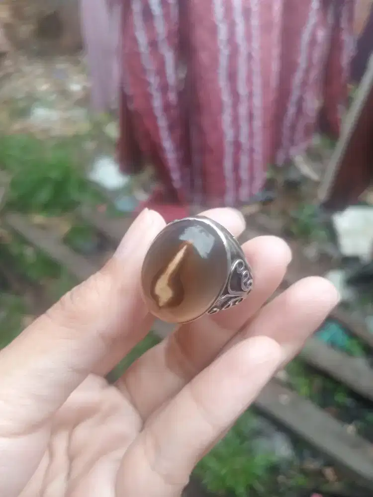 Cincin batu coklat susu
