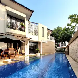 Rumah Mewah 2.5 lantai dengan  Swim Pool di Sektor 7 Bintaro