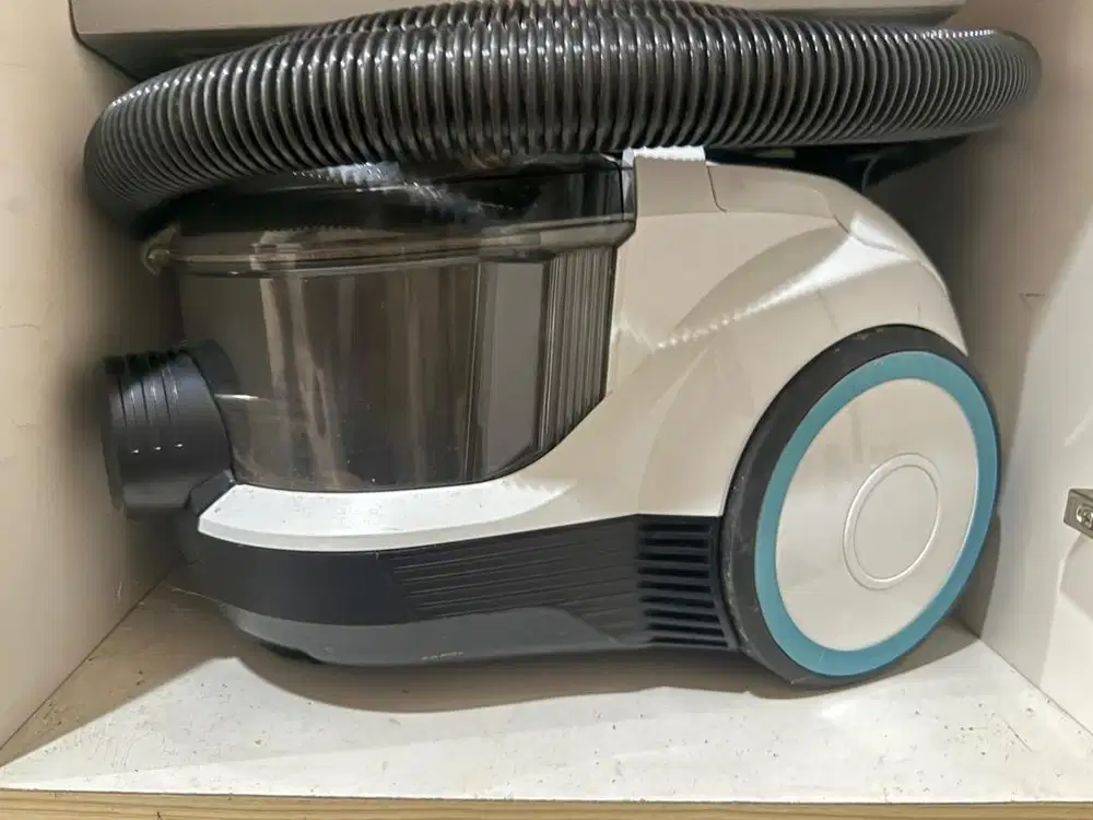 Bosch Bagless Vacuum Cleaner / Penyedot debu