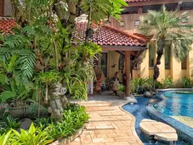 Rumah Luas 515m² Dengan Taman Tropis dan Swimming Pool di Bintaro Jaya