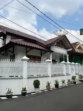 Rumah 1,5 Lantai Luas Tanah 221 Meter di Komplek Rawamangun