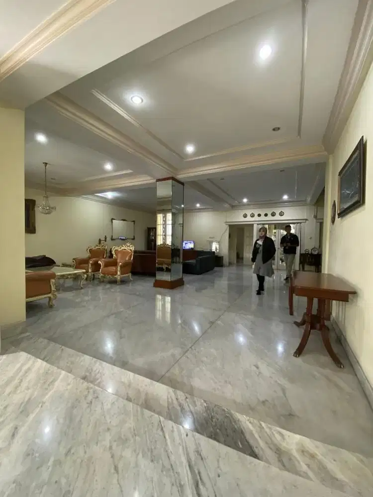 Dijual rumah di Kebayoran Baru harga murah nego