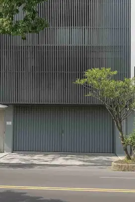 Di sewakan murah 3 lantai ruko muka 9 meter dkt UNS