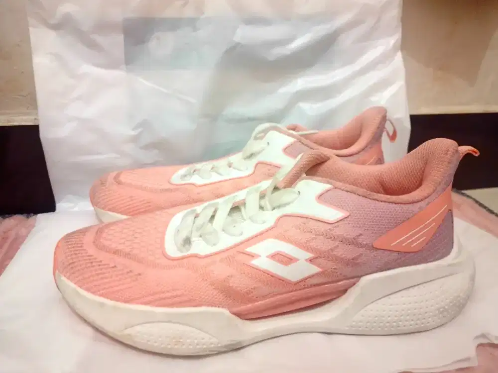 Sepatu running lotto