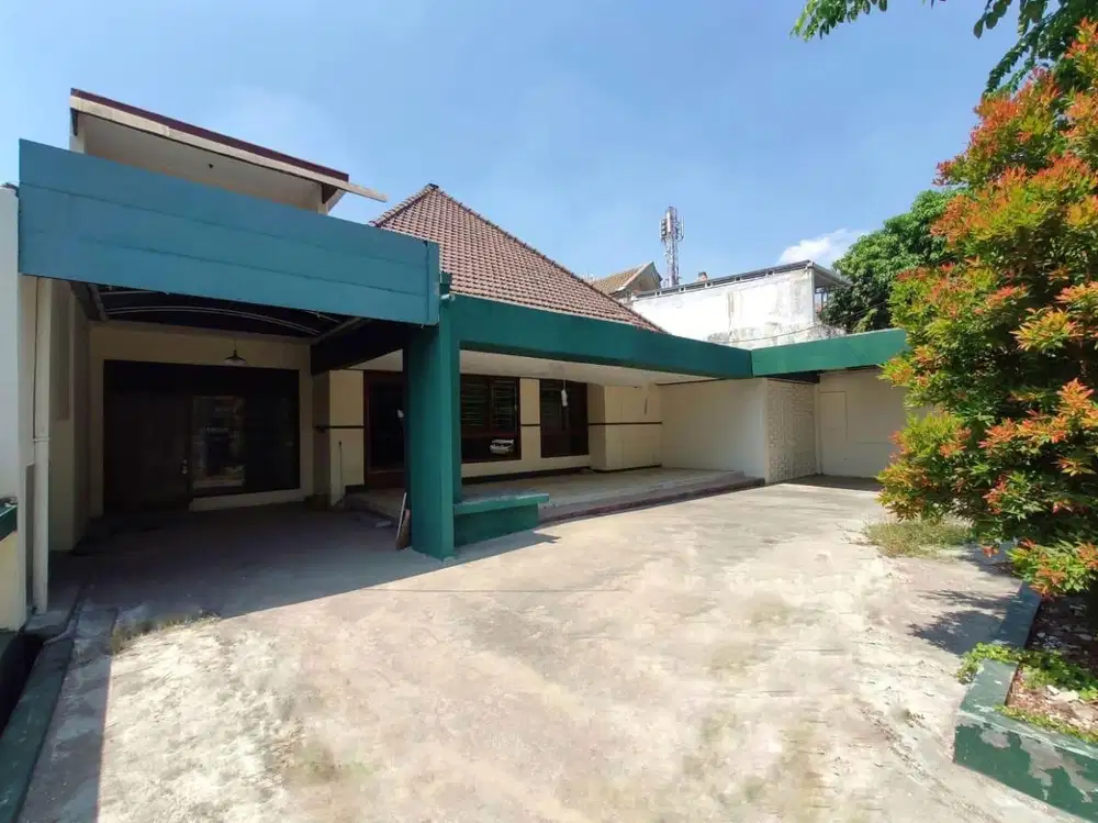 RUMAH JL LOMBOK STRATEGIS, CARPORT 4, GARASI 2