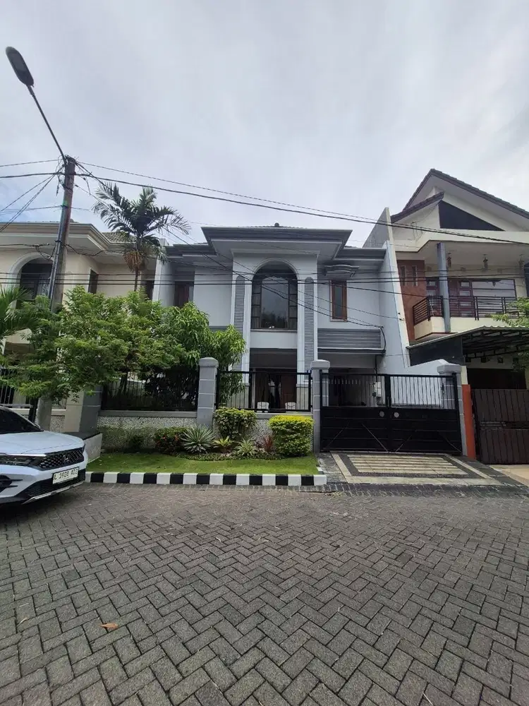 Rumah Babatan Pratama Depan Taman Row 3 Mobil