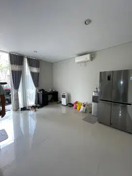 Adem Hadap Selatan Rumah di GreenLake Citraland Surabaya
