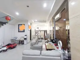 Rumah Minimalis Sunter Bisma Hadap Taman Parkir Lega