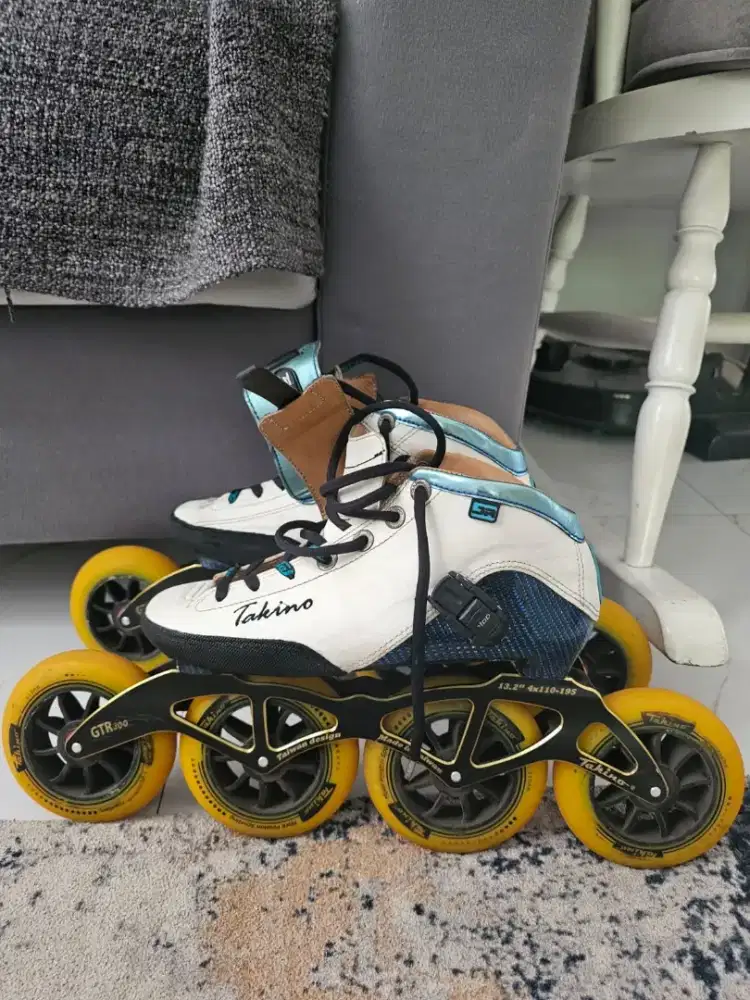 Di jual sepatu inline skate merk Takino