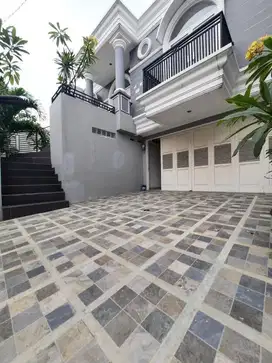 DIJUAL / DISEWA RUMAH SIAP HUNI BELAKANG GRAND LUCKY  RADIO DALAM  JL.