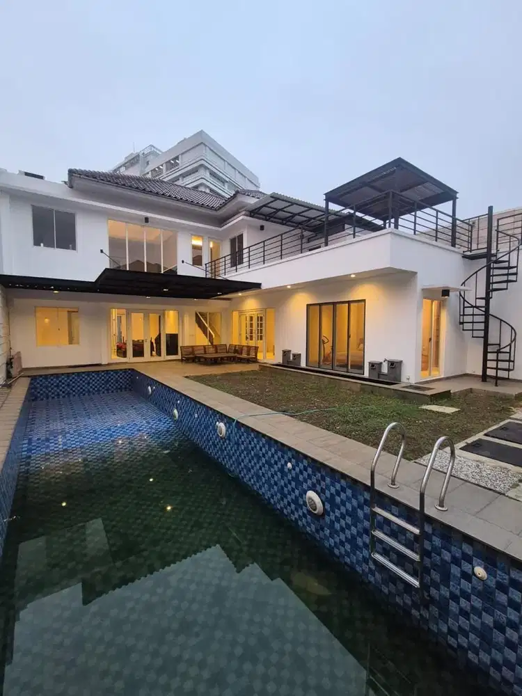 RUMAH DENGAN PRIVATE POOL SUTERA ARUNA RENATA ALAM SUTERA