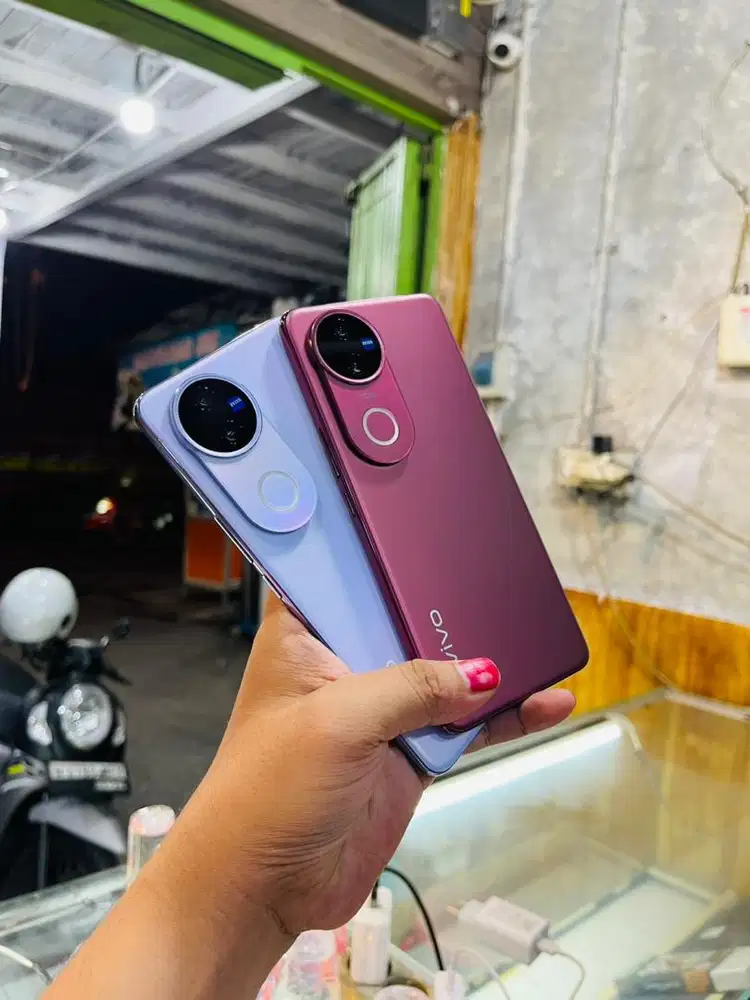 Vivo V50 5G 12/256 like new garansi panjang. TT juga bisa