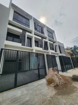 Rumah Baru Duri Kepa 3 Lantai Sisa 1 Unit Siap Pakai