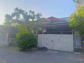 Rumah minimalis Pantai Mentari samping taman terawat homey