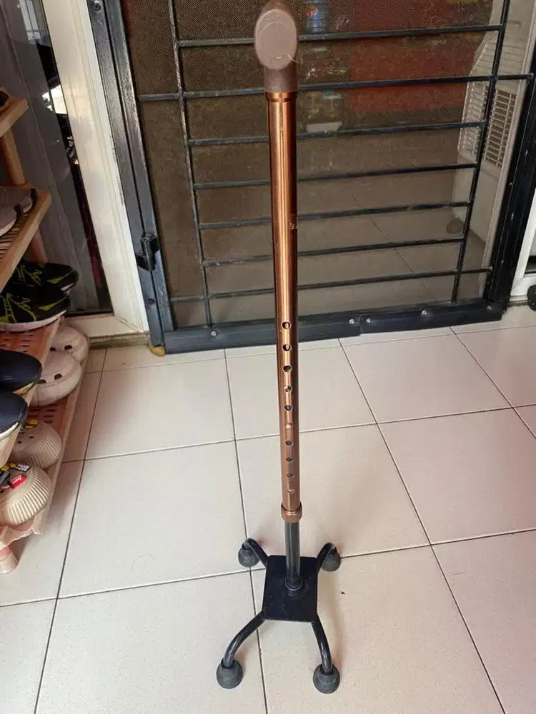 Tongkat dengan 4 kaki merk Gea
