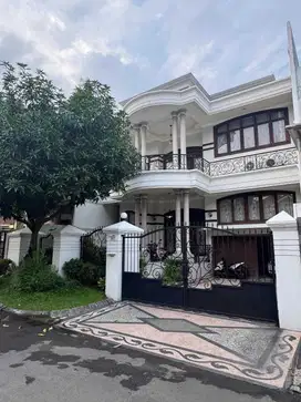 Rumah Split Level Bagus SHM di Pakuwon Indah Siap Huni