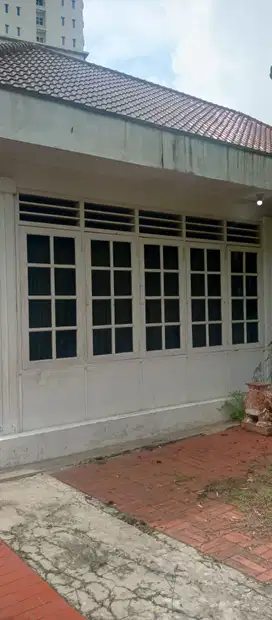 Rumah Luas Di Menteng Perlu Sedikit Renovasi