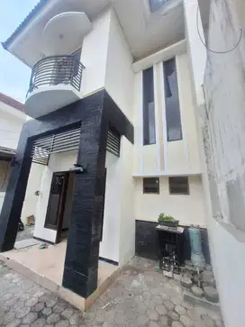 Rumah 2 lantai Siap Huni di Lebak Indah Regency Surabaya selangkah Ray