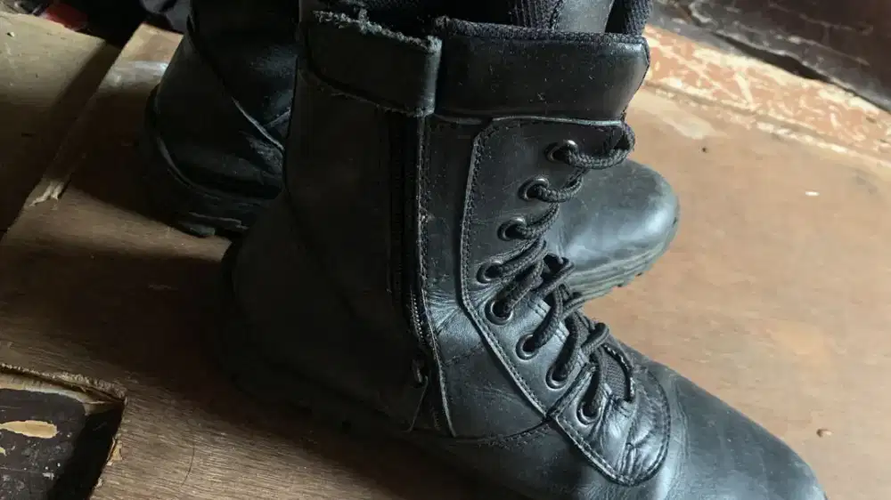 sepatu security