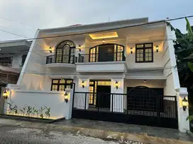 Rumah Manyar Kertoadi Colonial Modern Style 2 Lantai