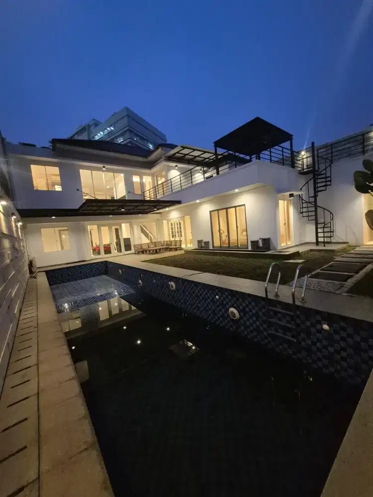Rumah Sutera Aruna Renata Alam Sutera dengan Private Pool
