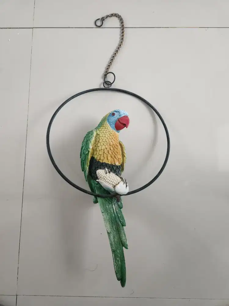 Pajangan Burung Ada Retak Tipis