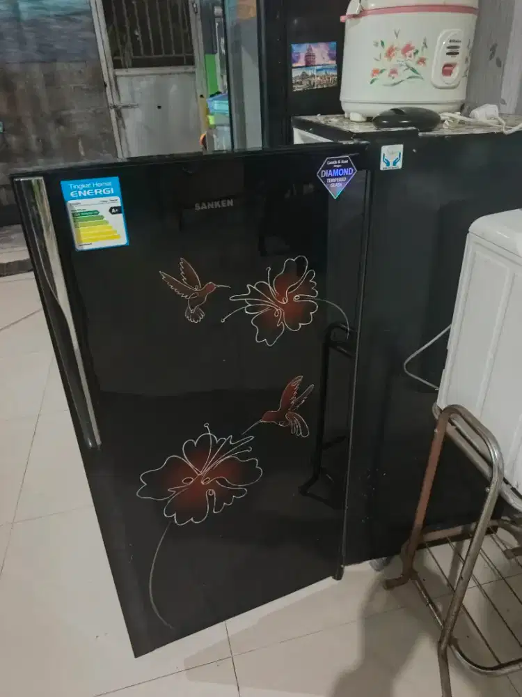 Mau di jual aja kulkas satu pintu merk sanken kondisi normal