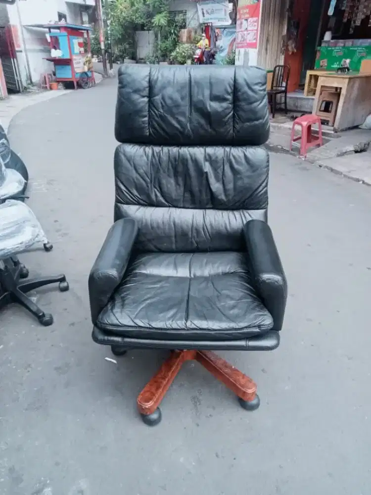 Kursi direktur original