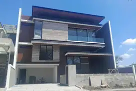 2 Lantai Split Level Rumah Citraland Newton Hill Surabaya Barat