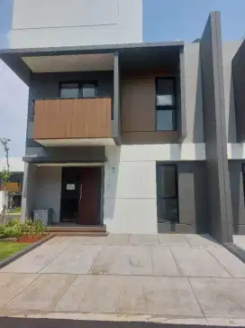 Disewakan Rumah 2 Lantai di Summarecon Crown Gading Cluster Regia