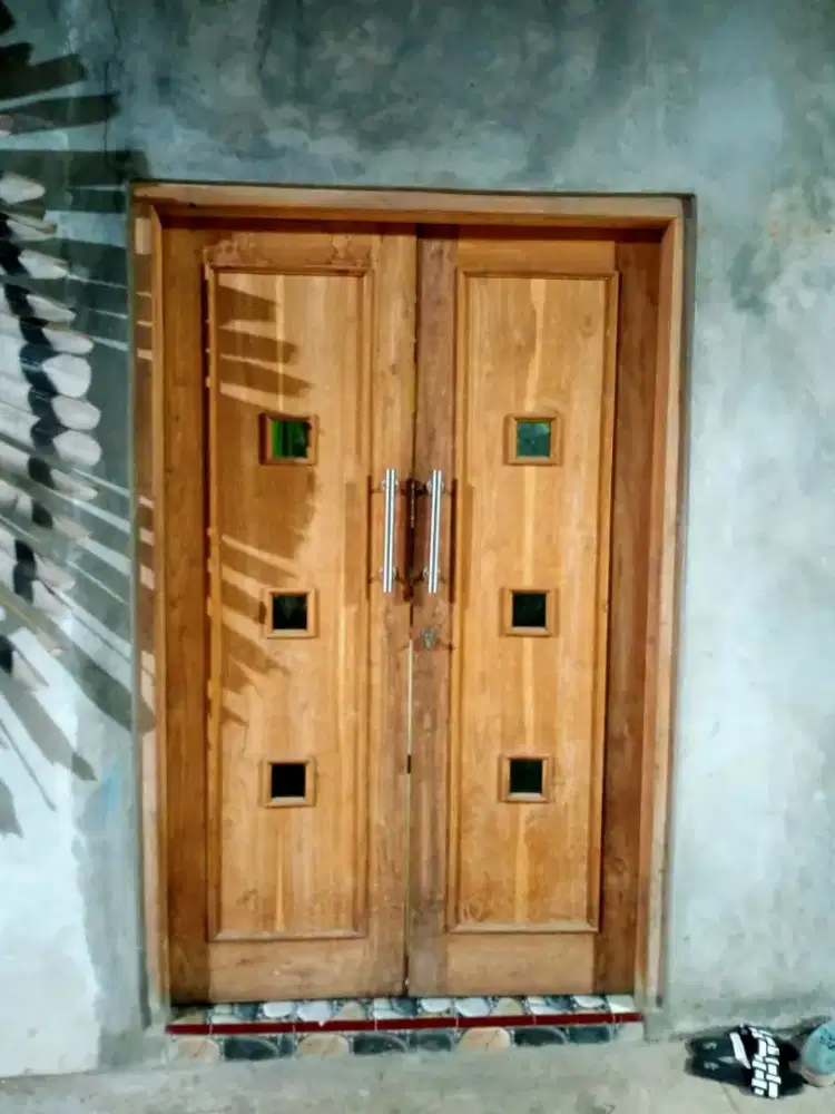 Pintu utama bahan jati