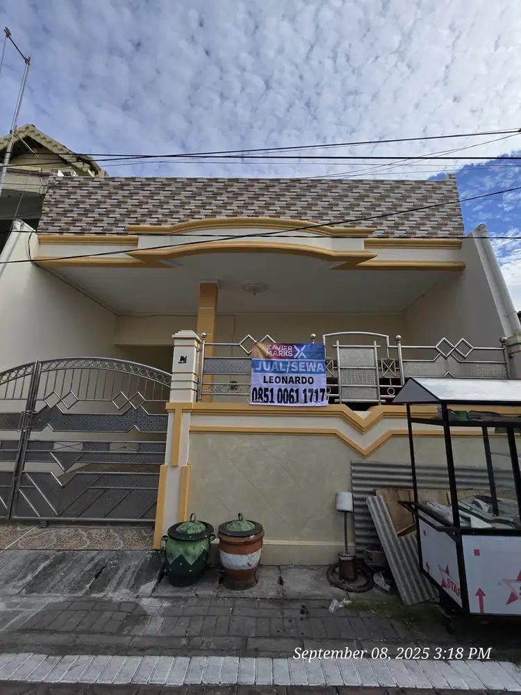 Rumah Ngagel Mulyo depan lapangan dimensi8x20 meter 2lantai siap huni