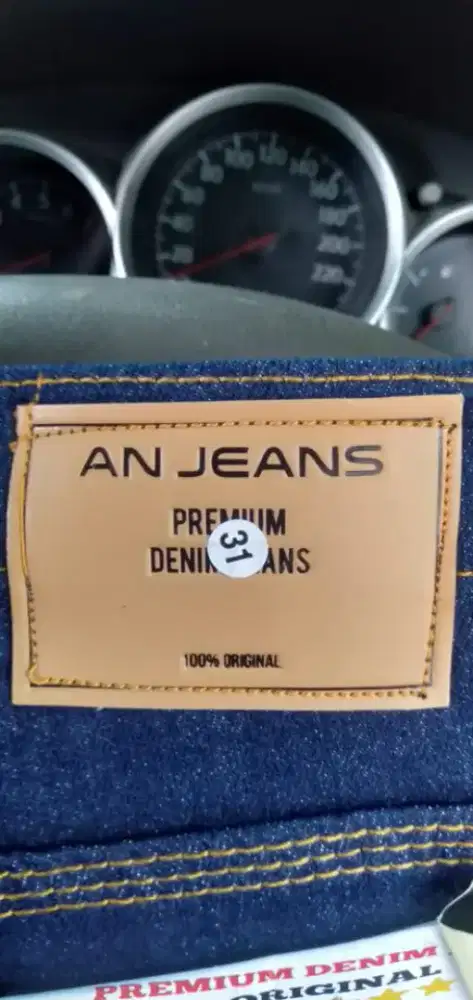 Di jual original celana jeans. Ukuran 31  besar murah aja  wa dan hp