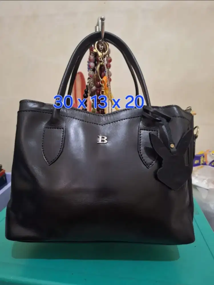 Tas branded 
Bally uk 30 x 13 x 20 
Limited edition 
Barang terawat
