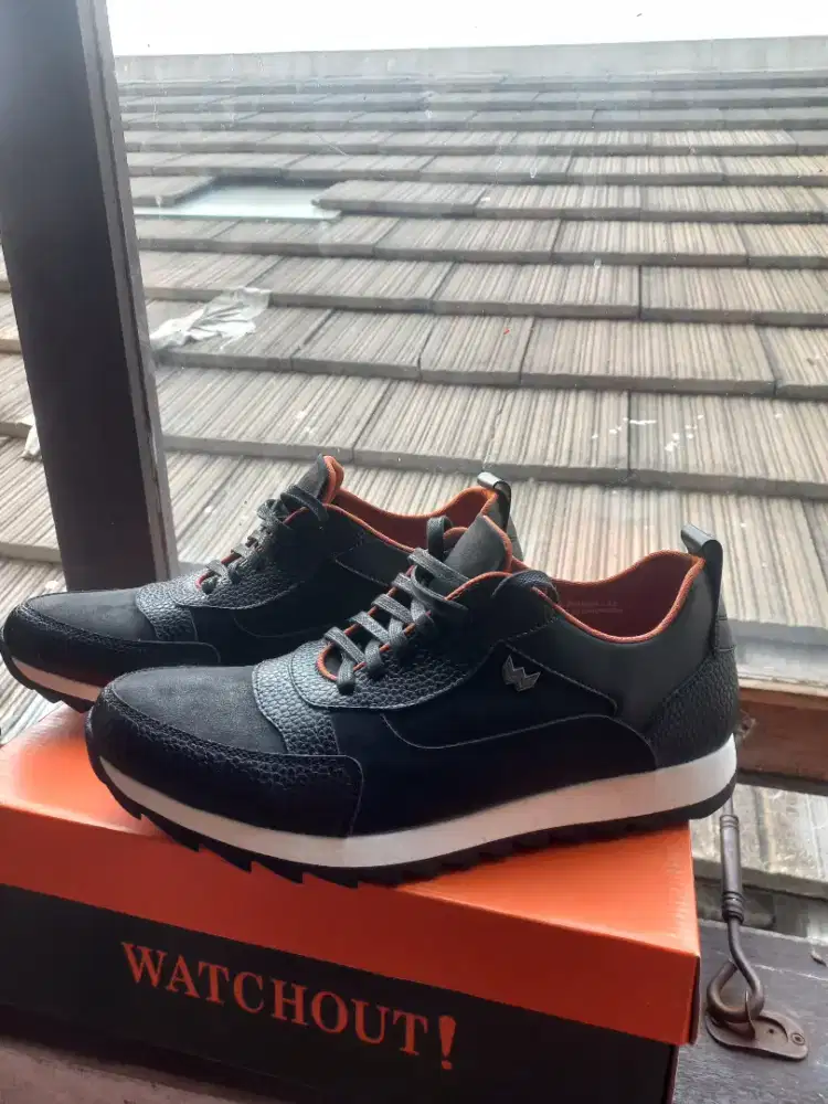 Sepatu merk watchout bahan kulit asli size 42