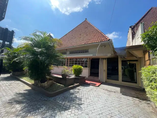 Rumah usaha disewakan model kolonial Belanda di pusat kota Surabaya