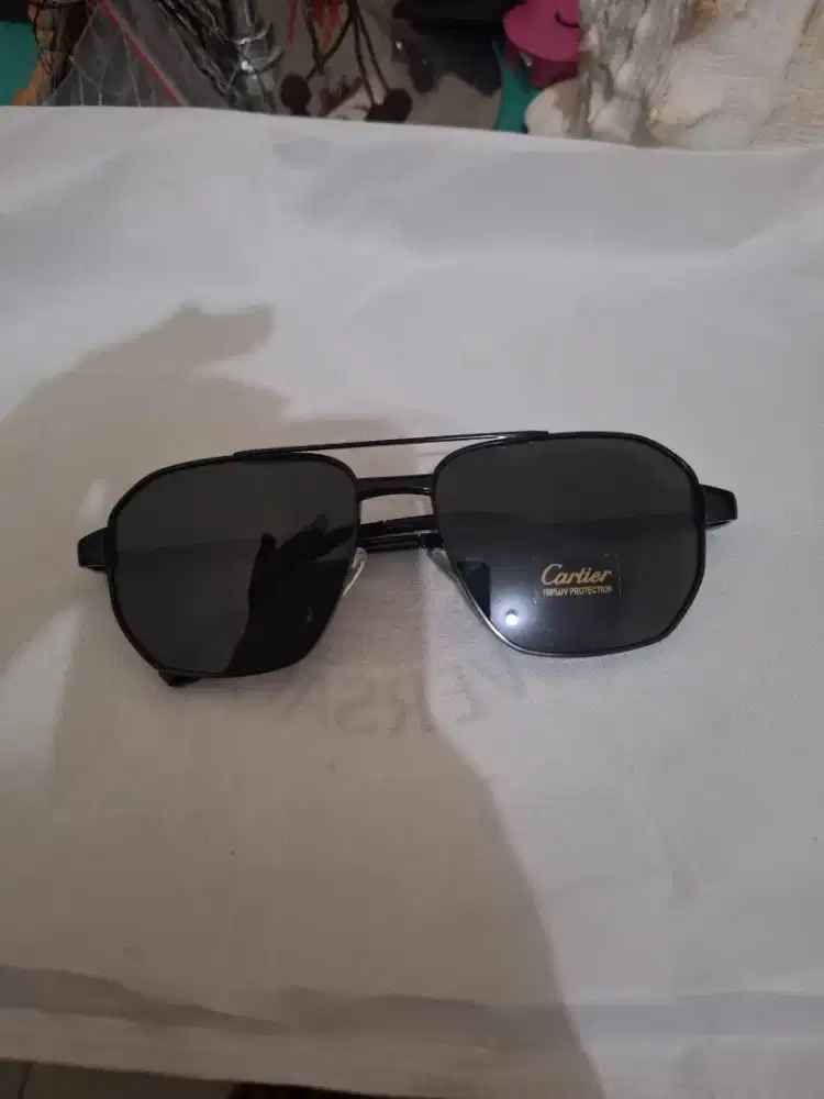 Kacamata branded  
Cartier kacamata hitam 
Limited edition 
Barang ter