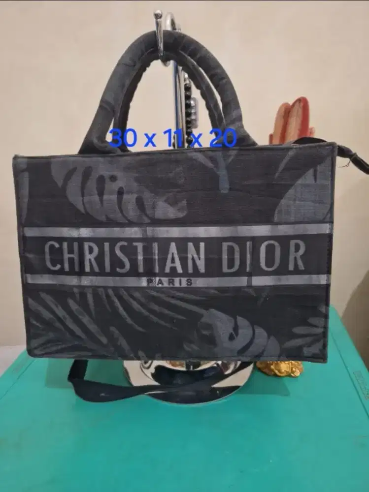 Tas branded 
dior uk 30 x 11 x 20 
Limited edition 
Barang terawat 
Pe