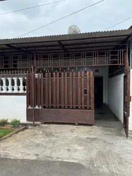 Dijual Rumah Di taman Kota hadap Timur Jalan Lebar di jakarta Barat